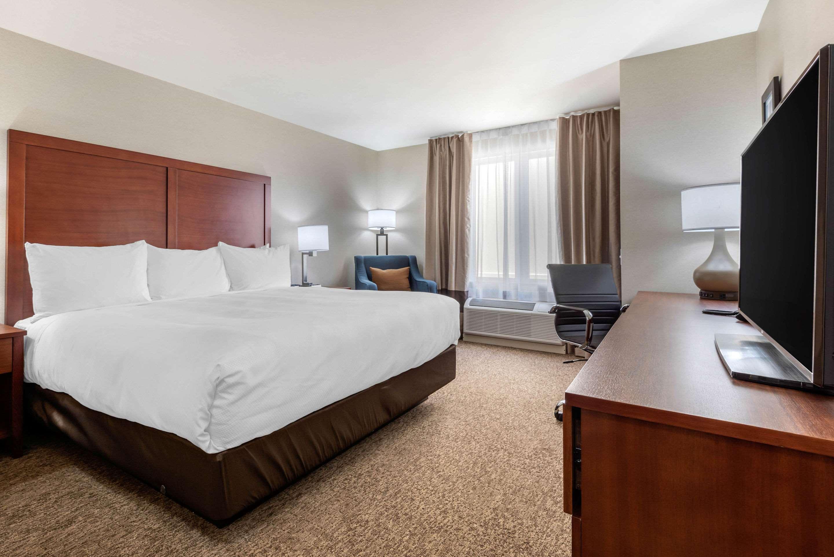 Comfort Inn & Suites Greater Napanee Exterior photo