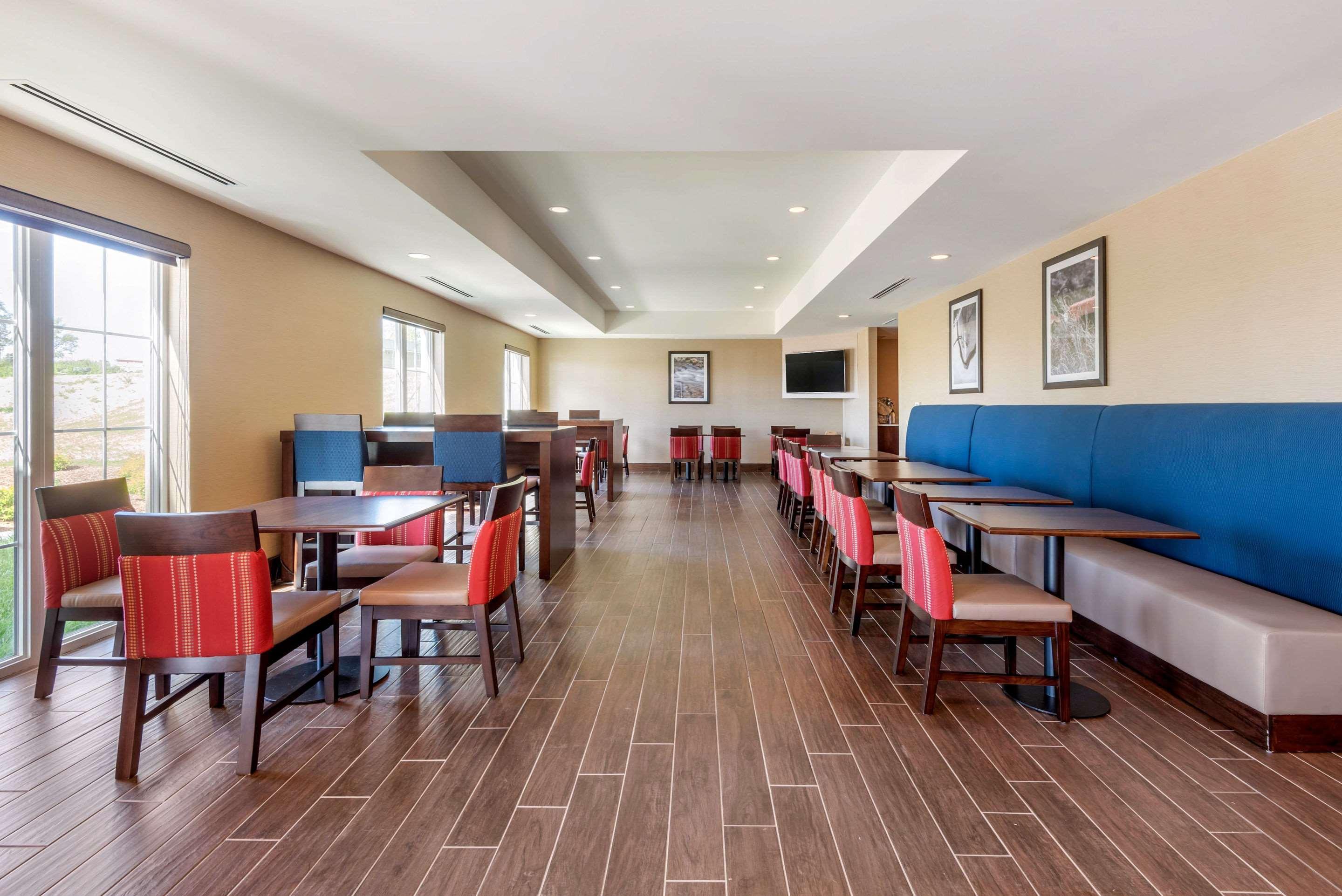 Comfort Inn & Suites Greater Napanee Exterior photo