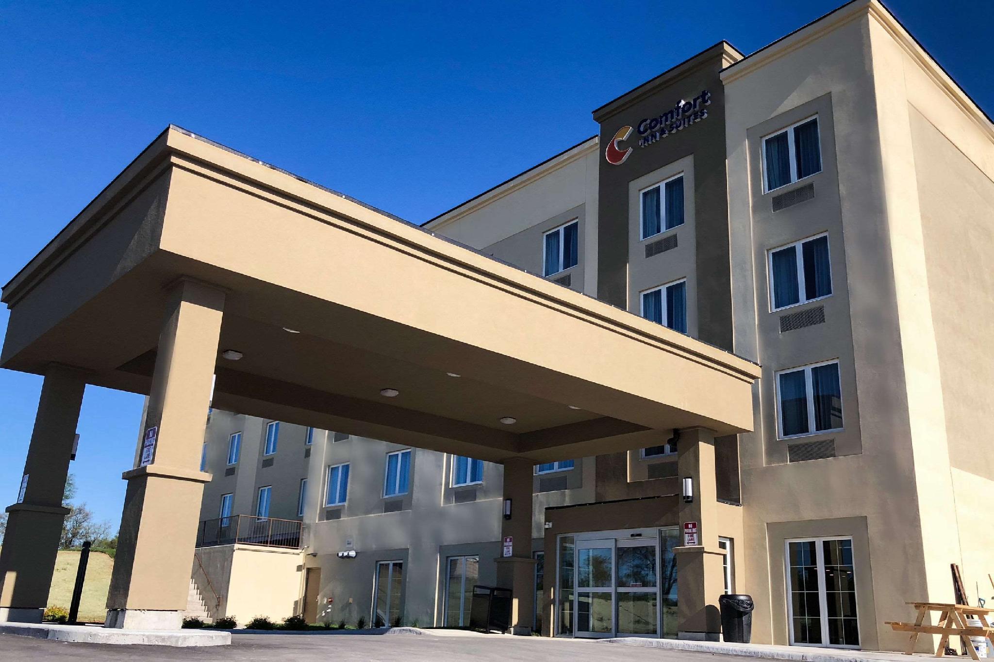 Comfort Inn & Suites Greater Napanee Exterior photo